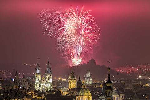 Novoroční ohňostroj nad Starým Městem v Praze